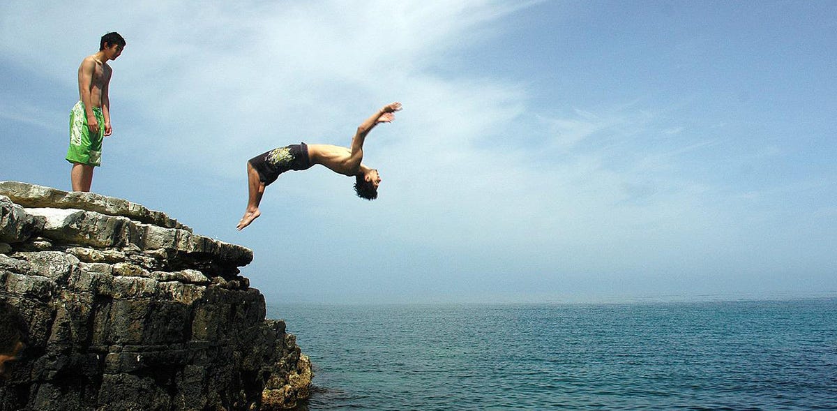 Cliff diving makes you scared and afraid in Italian.