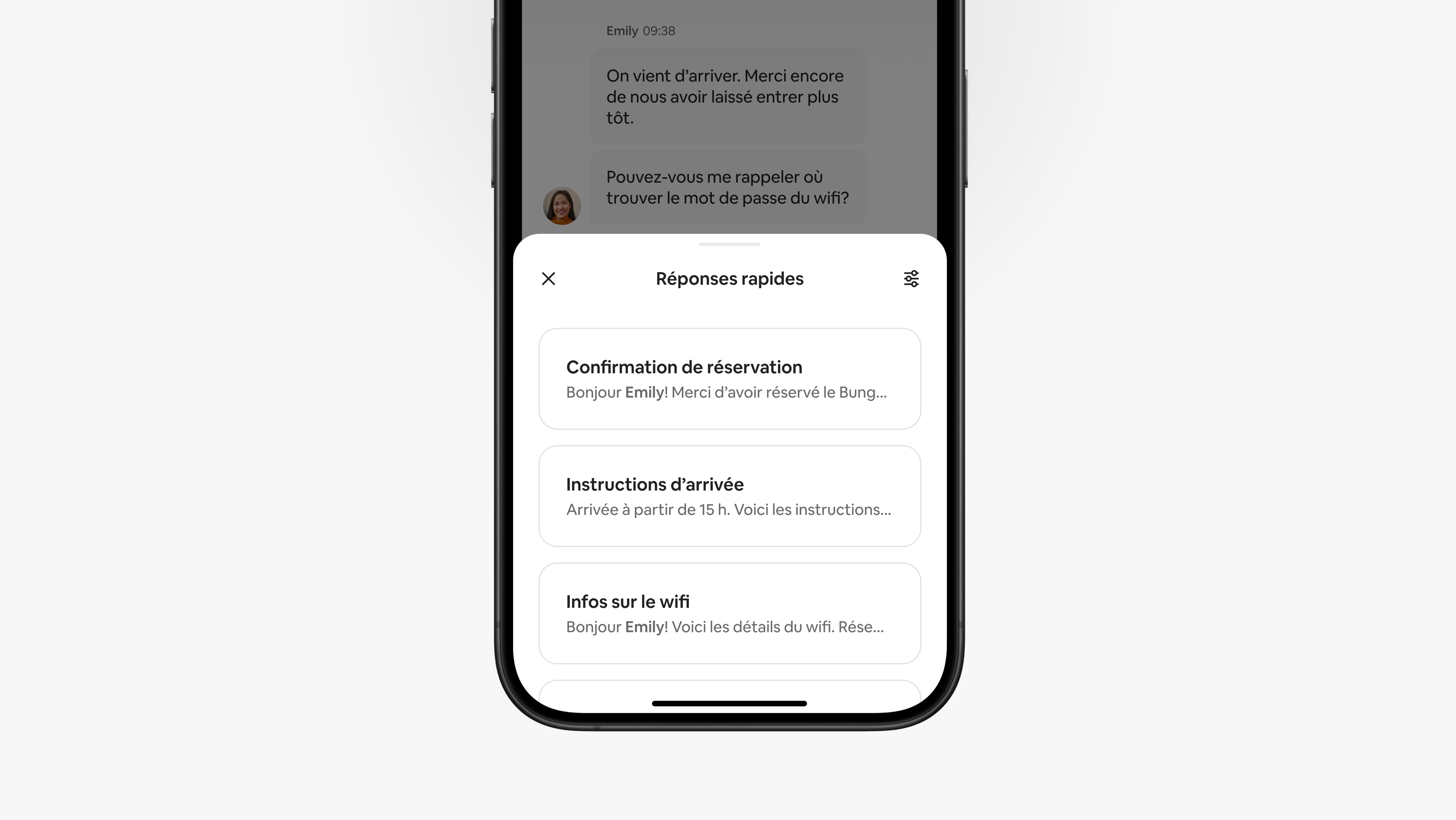 Sur un écran de l'appli Airbnb, on voit un menu de réponses rapides que les hôtes peuvent utiliser pour répondre aux voyageur pendant une conversation.