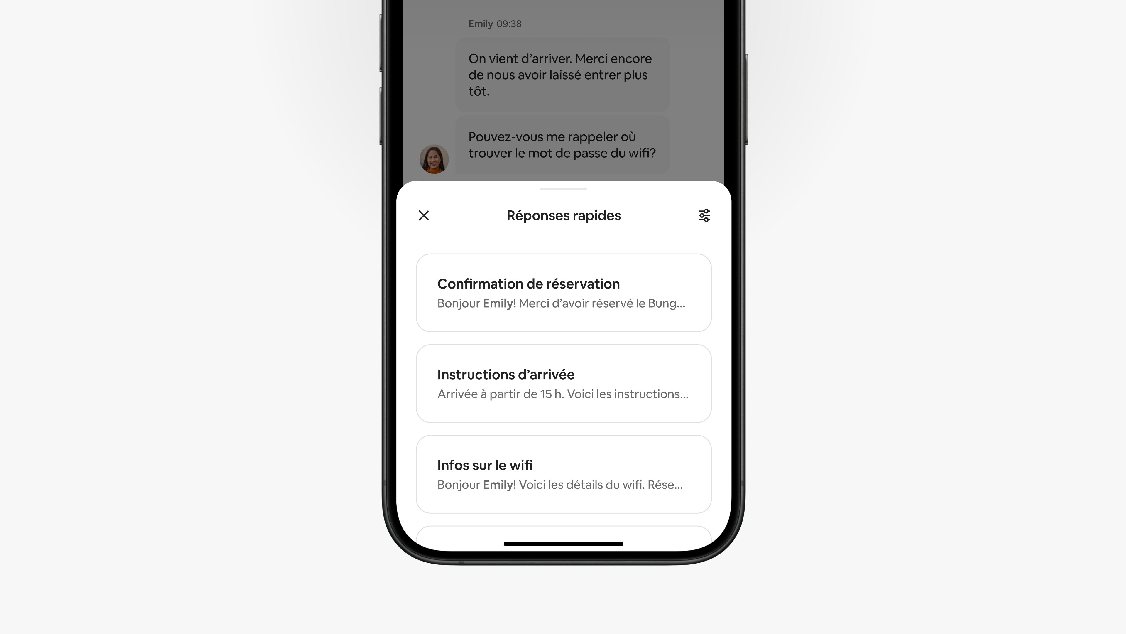 Sur un écran de l'appli Airbnb, on voit un menu de réponses rapides que les hôtes peuvent utiliser pour répondre aux voyageur pendant une conversation.