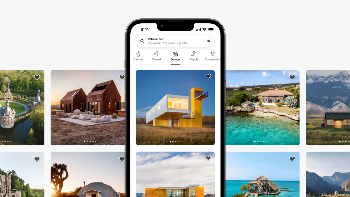Az Airbnb-kategóriák – kastélyok, sivatag, dizájnszállások, strandközelben és vidék – fotóinak rácsos elrendezése mutatja be a hirdetéseket egy okostelefonon.