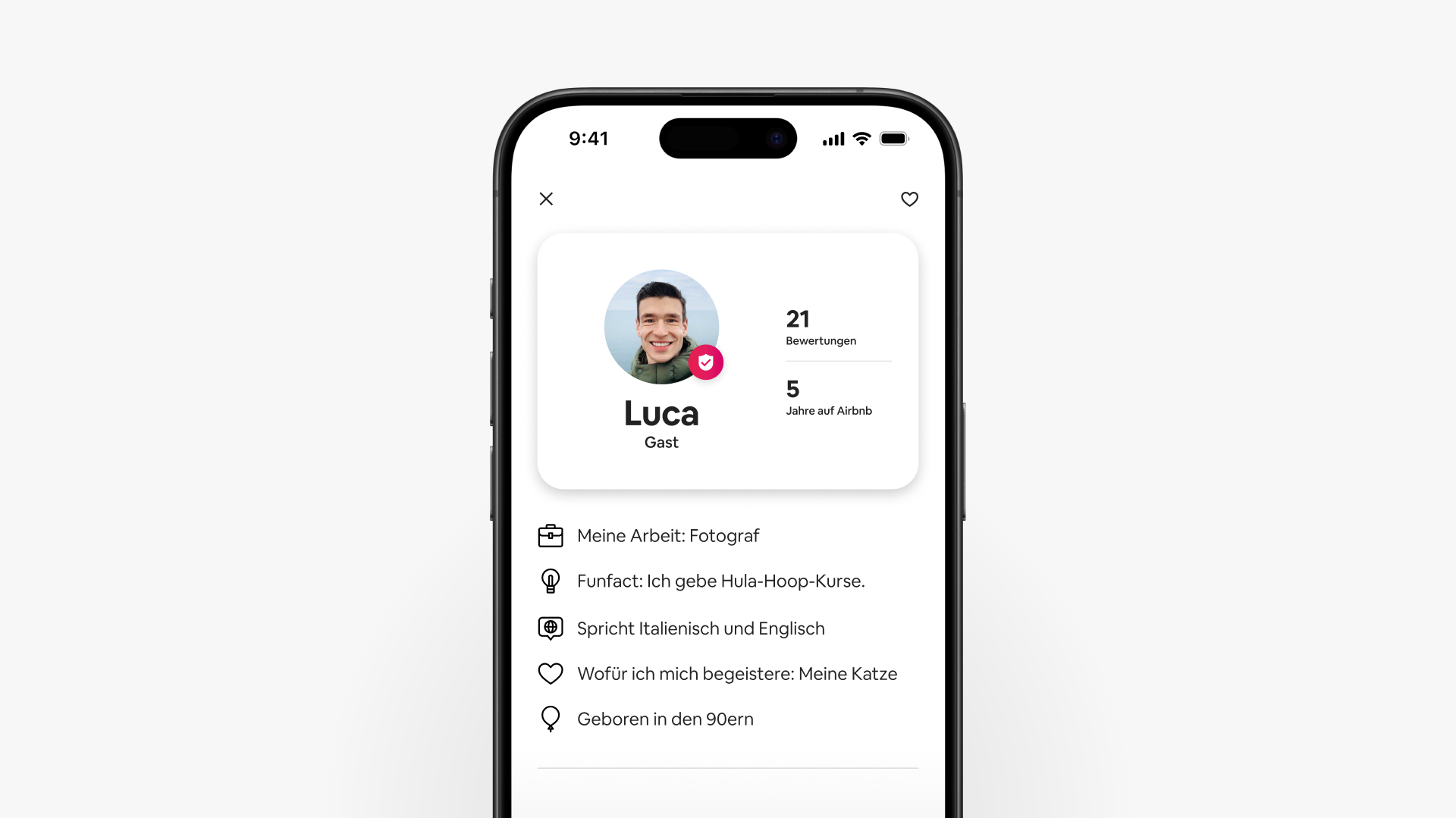 Ein Screenshot eines Smartphones zeigt das aktualisierte Gästeprofil von Luca, in dem Bewertungen und Details über den Gast angezeigt werden.