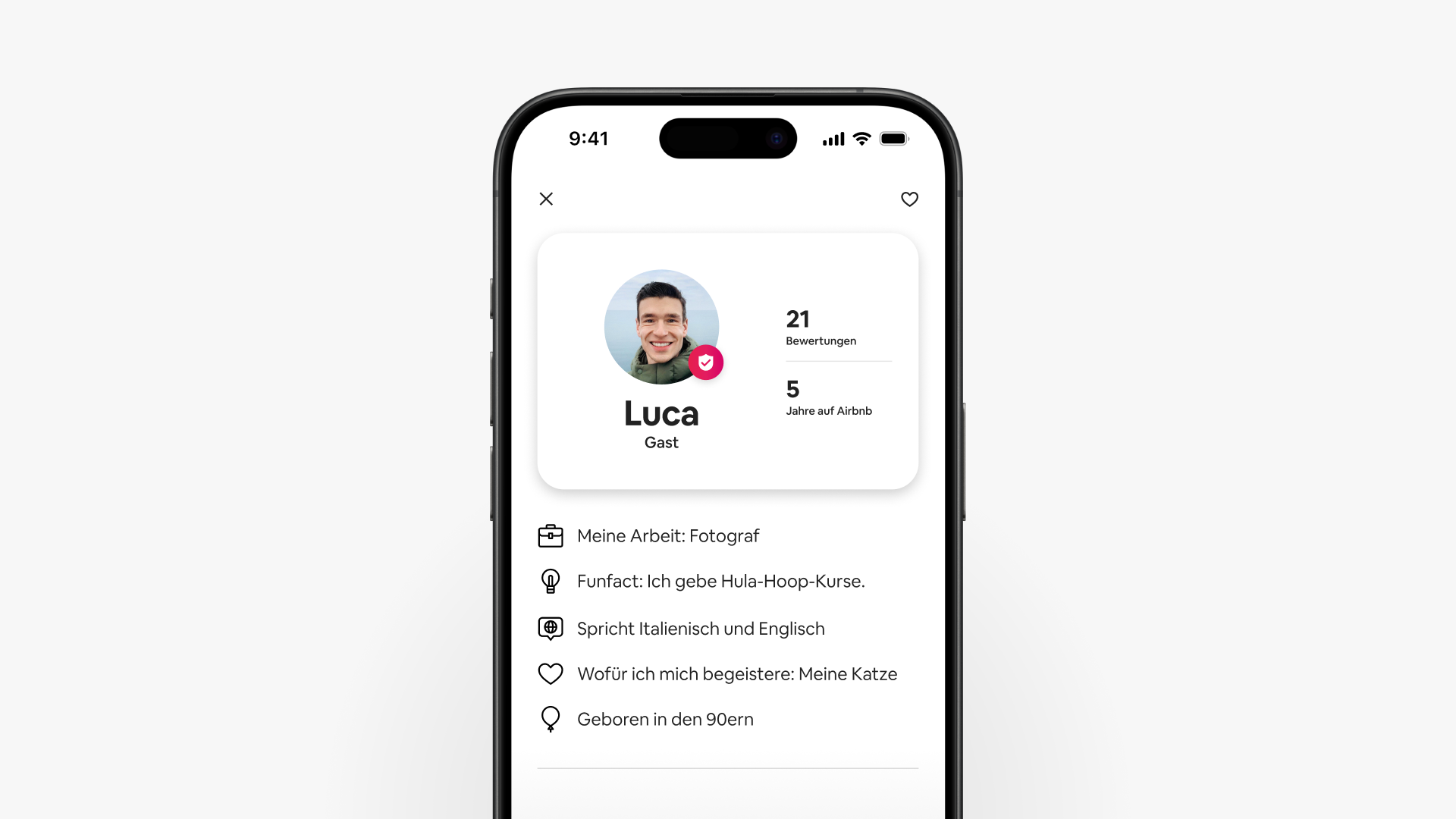 Ein Screenshot eines Smartphones zeigt das aktualisierte Gästeprofil von Luca, in dem Bewertungen und Details über den Gast angezeigt werden.