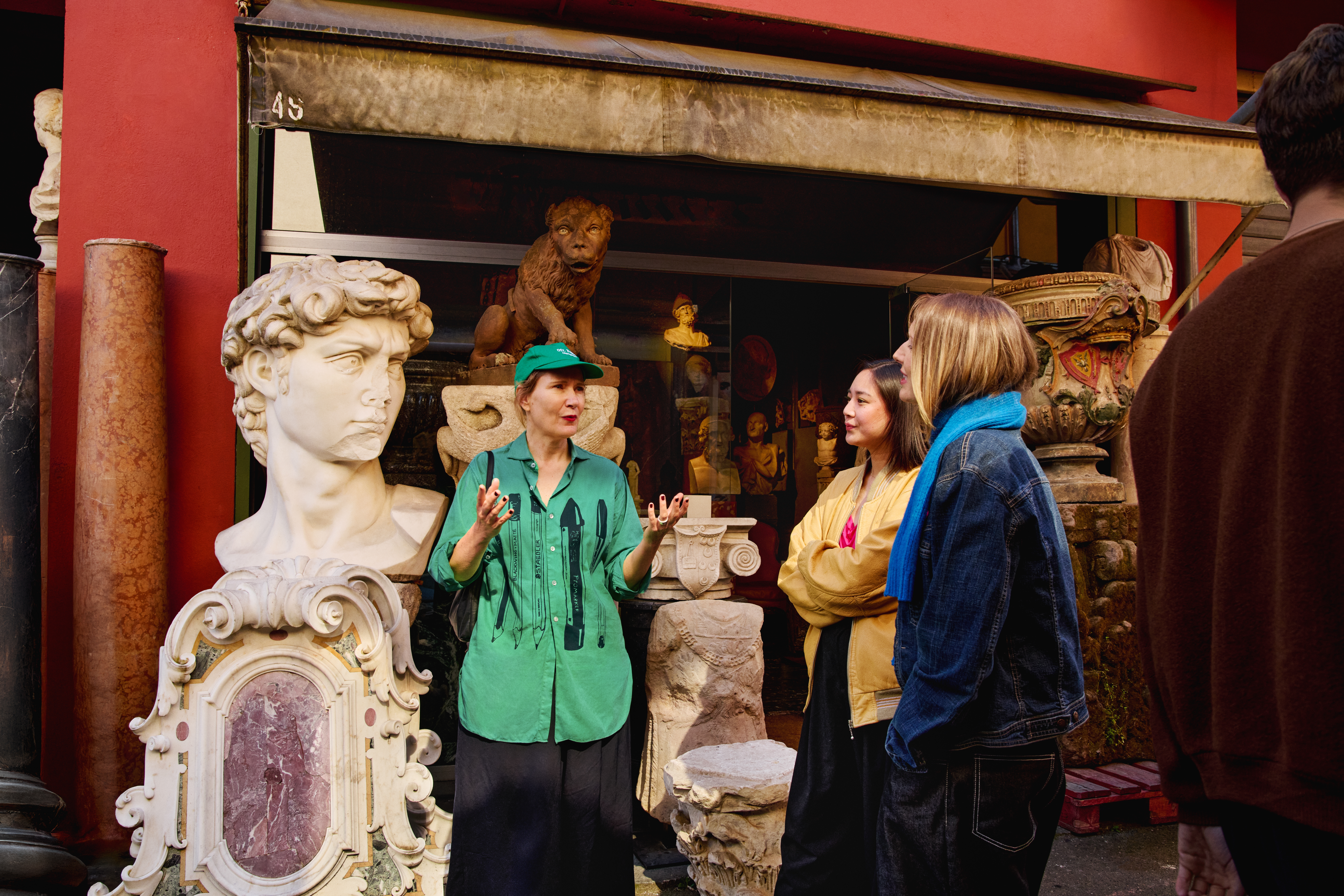 Домакин води гости през Airbnb изживяване.