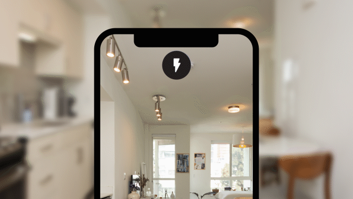 Un GIF mostra com s'apaga el flaix seleccionant la icona de llampec a la part superior de la pantalla d'un mòbil.