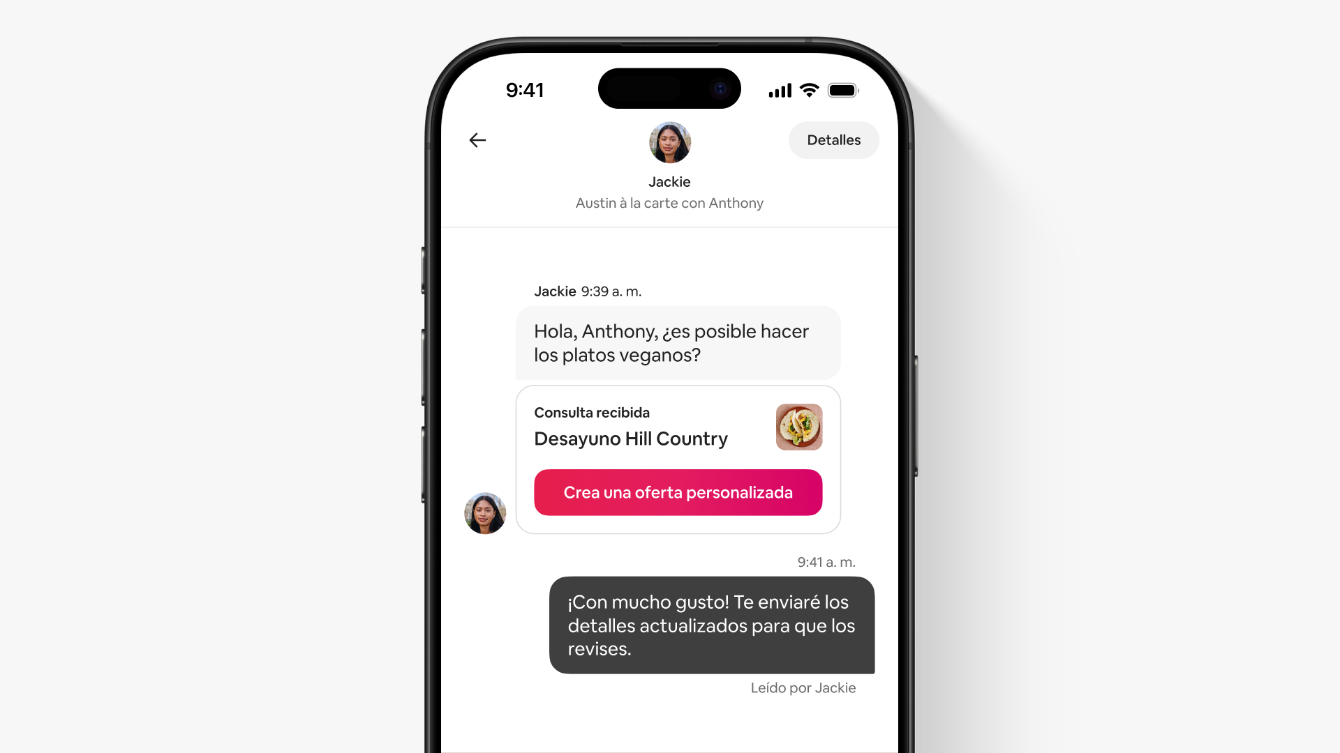 Una pantalla en la pestaña Comunicaciones de la app de Airbnb muestra a un participante que le pide a un anfitrión de Servicios que personalice lo que ofrece.