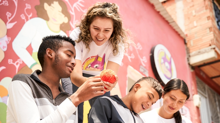 Մի մարդ նայում է մեկ այլ մարդու, որը ձեռագործ տիկնիկ է բռնել, իսկ երկու այլ մարդիկ նայում են ներքև։