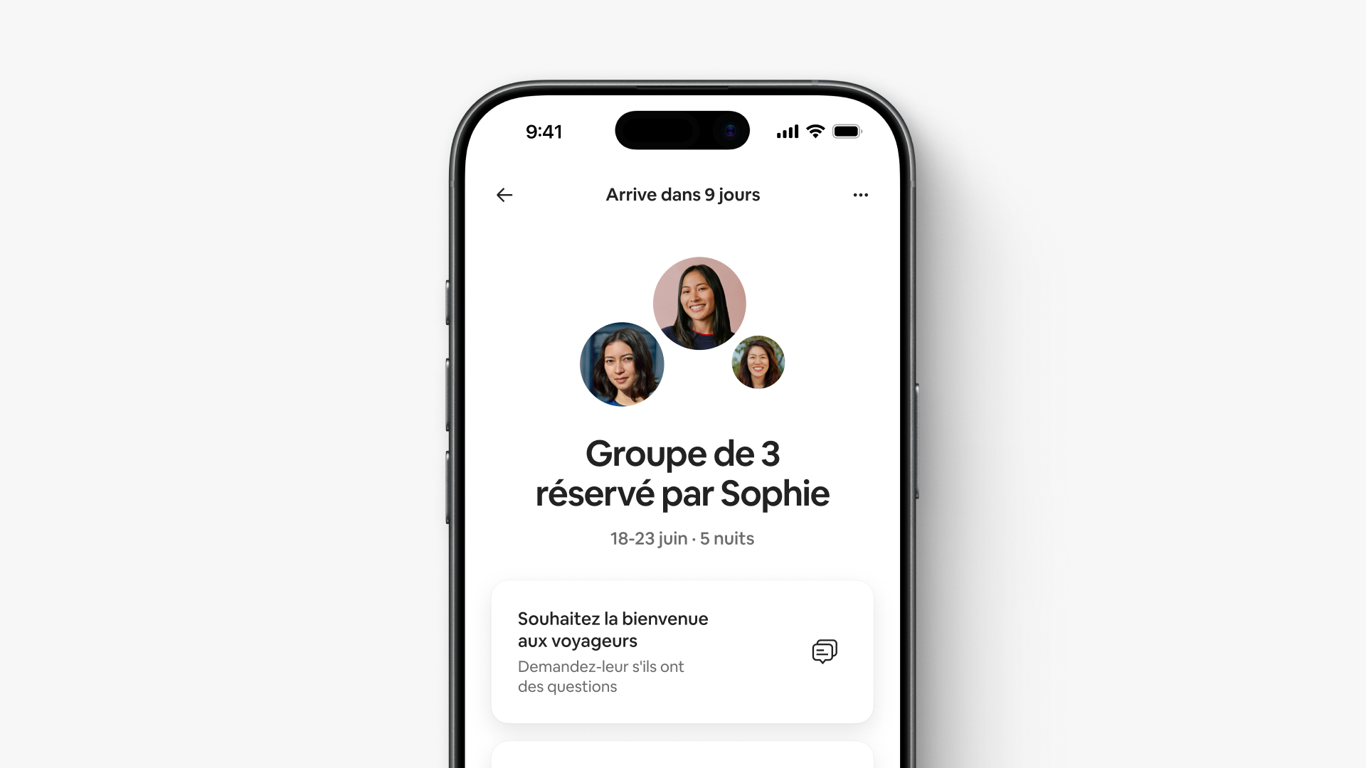 Un écran de l'application indique que le groupe de Sophie composé de 3 personnes arrive dans 9 jours, et affiche les dates ainsi que les heures d'arrivée et de départ.