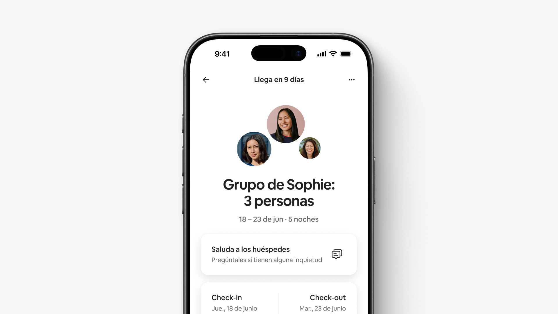 Una pantalla en la app muestra que el grupo de 3 personas de Sophie llegará en 9 días e incluye las fechas y los horarios del check-in y check-out.