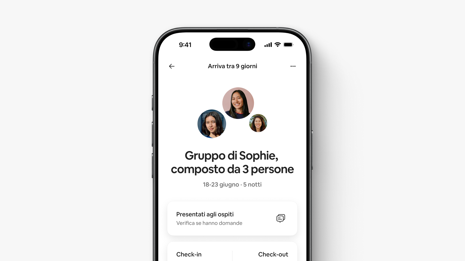 Una schermata nell'app mostra che il gruppo di Sophie, composto da 3 persone, arriverà tra 9 giorni e include le date e gli orari di check-in e check-out.
