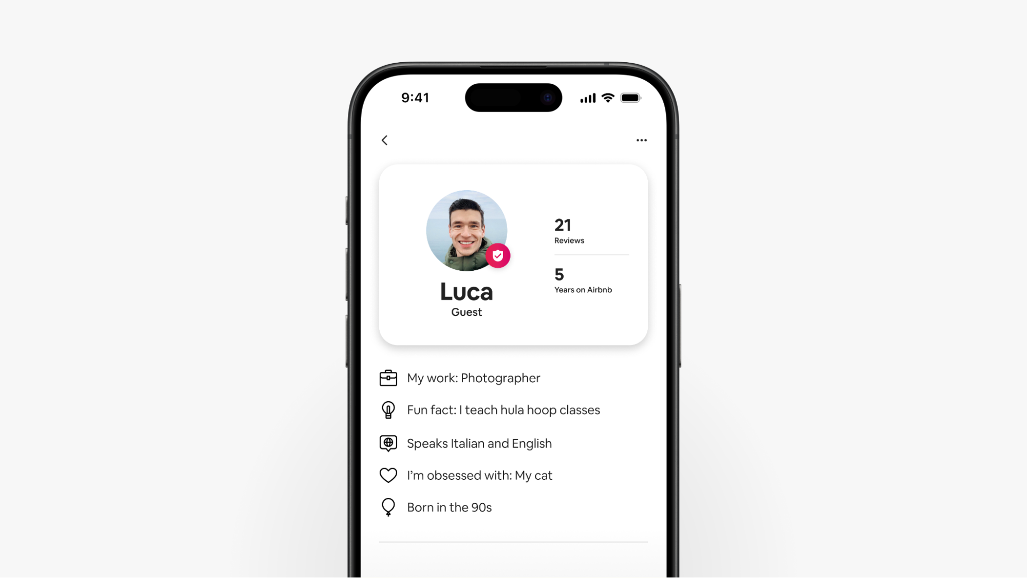 Tangkapan skrin telefon pintar memaparkan profil tetamu Airbnb Luca yang ditingkatkan, yang menunjukkan ulasan dan butiran tentang tetamu.