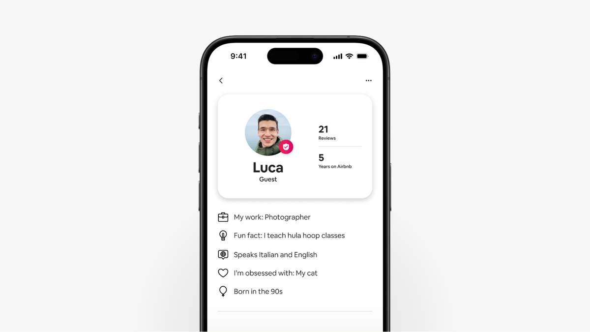 Une capture d'écran d'un téléphone portable affiche le profil de voyageur Airbnb amélioré de Luca, notamment ses commentaires et ses informations.