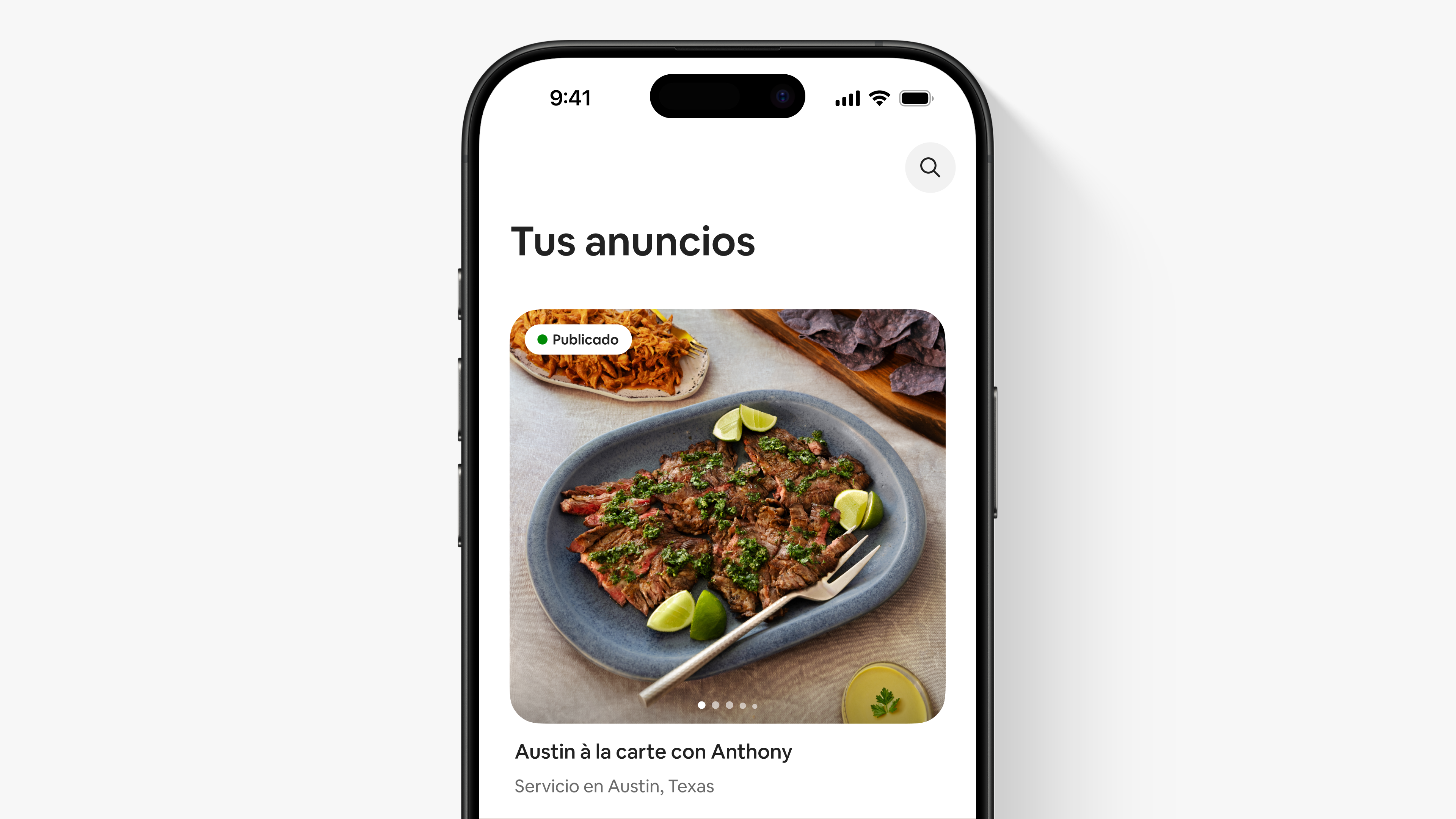 Una pantalla en la app de Airbnb muestra una foto de un plato de comida para un servicio llamado “Austin à la carte by Anthony”.