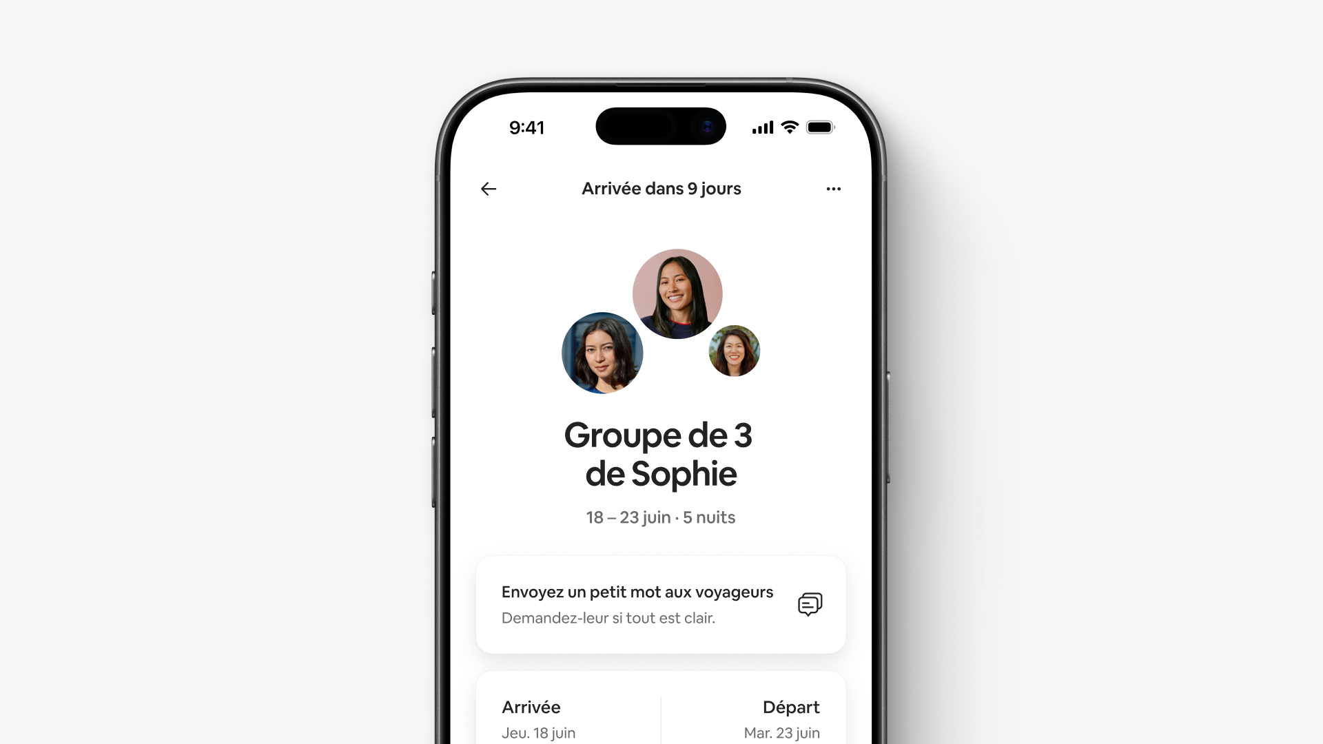 Un écran dans l'appli montre que le groupe de trois voyageurs de Sophie arrive dans neuf jours, et affiche aussi les dates et les heures d'arrivée et de départ.
