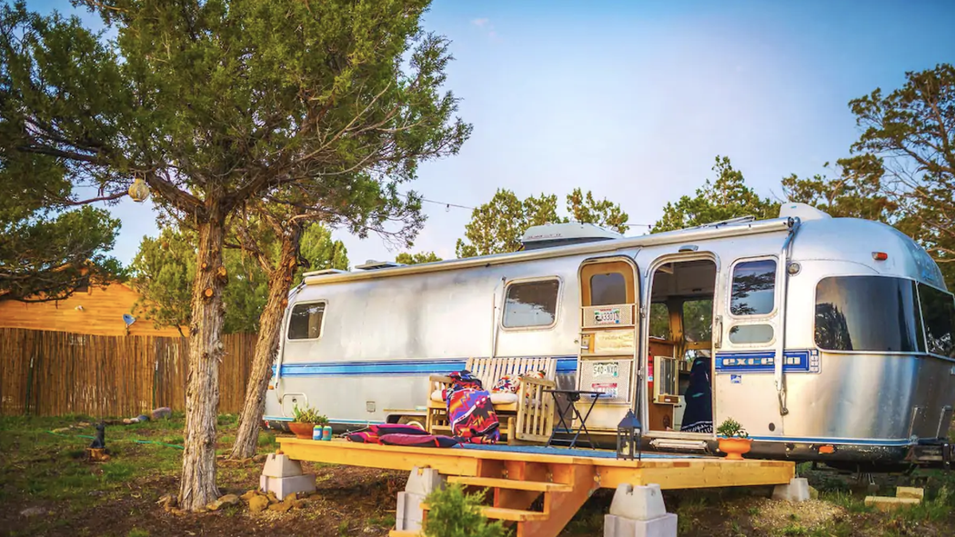 Eine Terrasse verbindet den Vintage-Wohnwagen mit der herrlichen Landschaft bei Durango, Colorado.