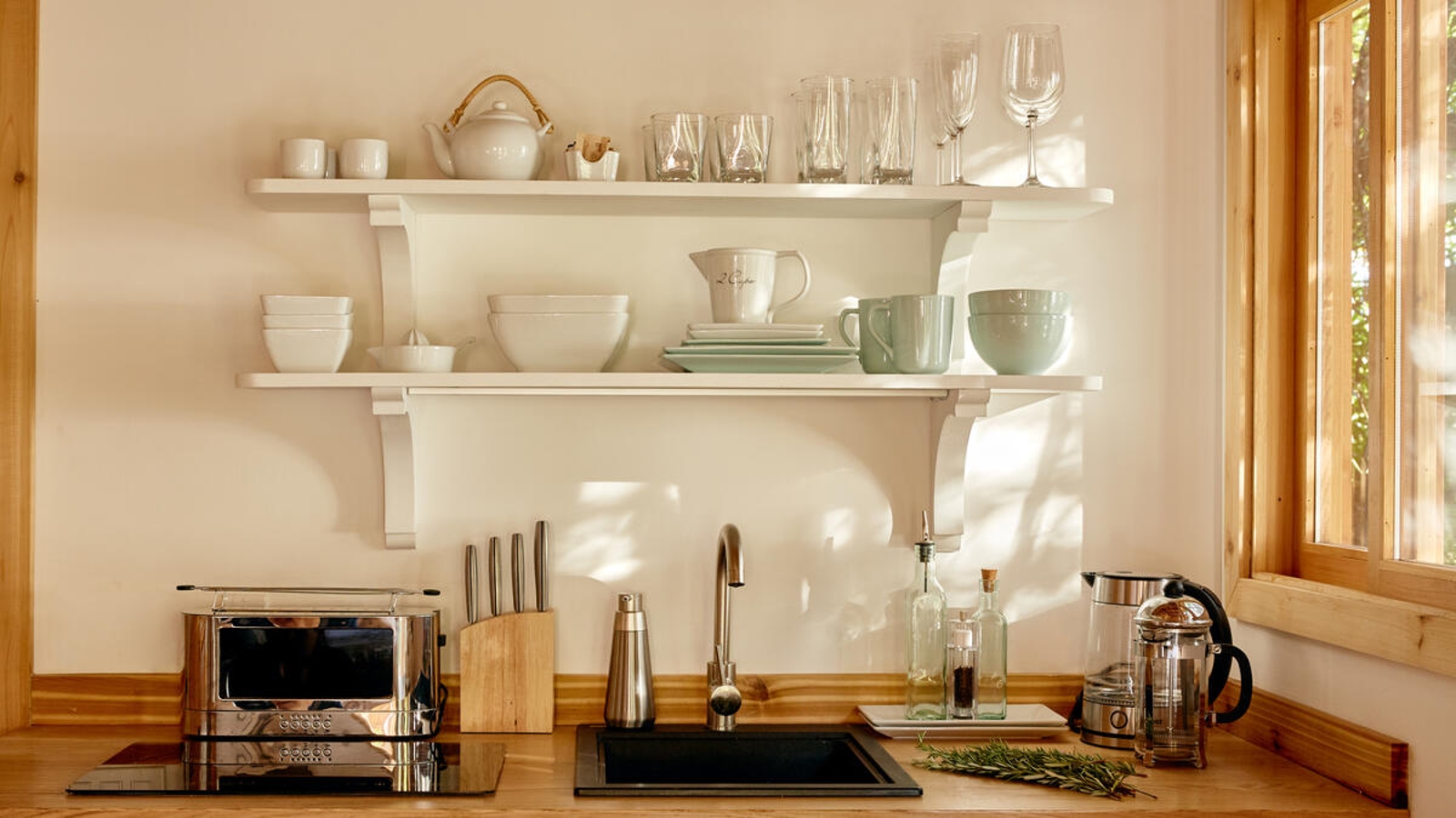 Airbnb Kitchen Essentials: What Hosts Need in Their Kitchen