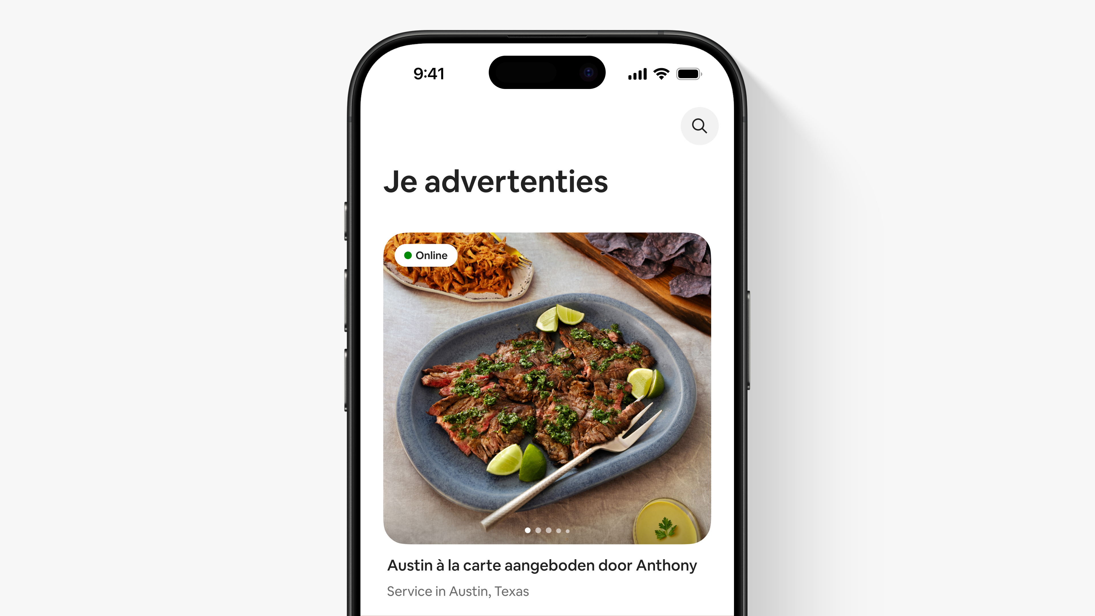 Een scherm in de Airbnb-app met een advertentiefoto van een gerecht voor een service genaamd 'Austin à la carte by Anthony'.