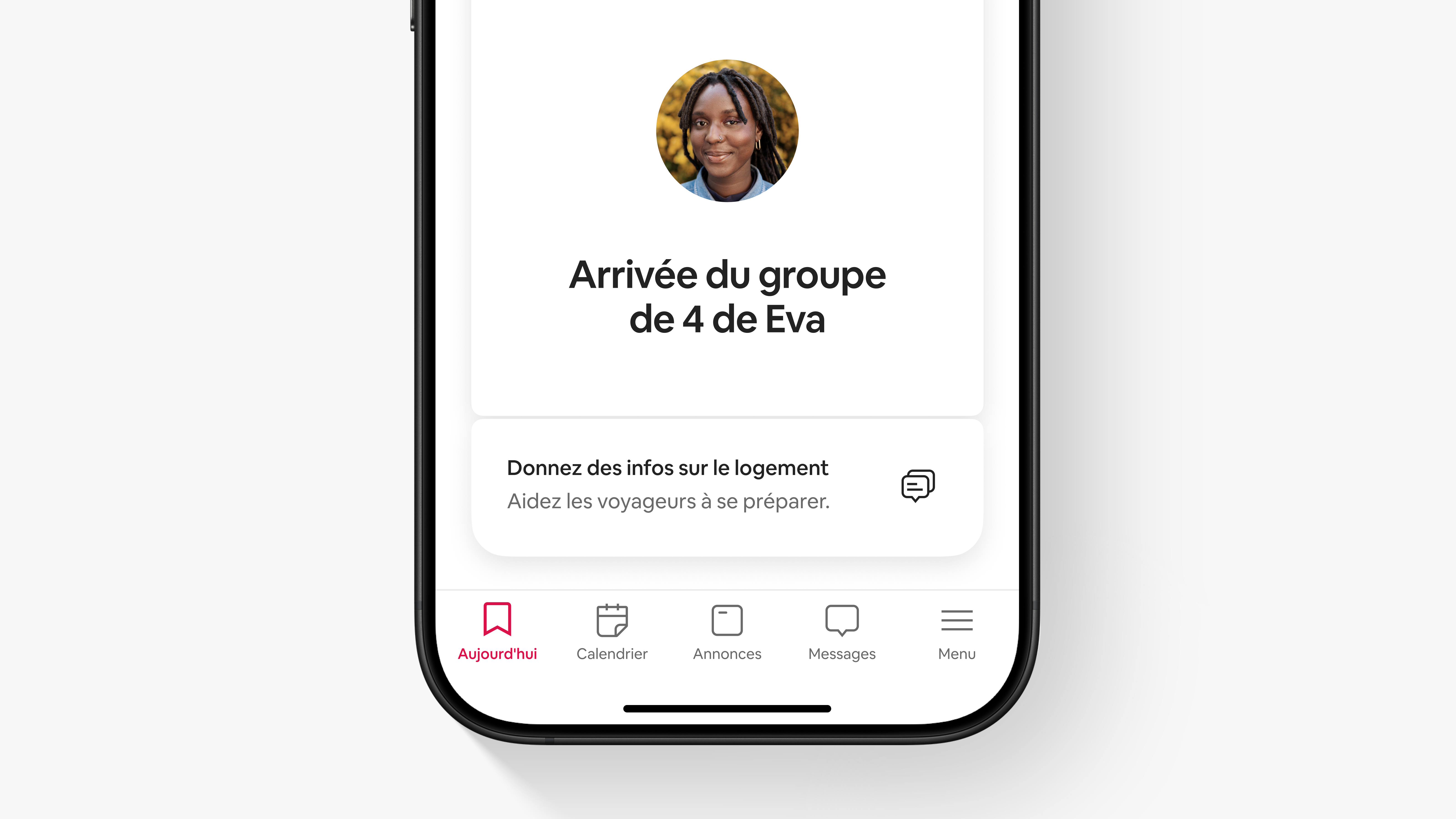 Sur un écran dans l'appli, on voit « Arrivée du groupe de 4 d'Eva » au-dessus d'un conseil pour partager des infos sur votre logement et aider les voyageurs à se préparer.