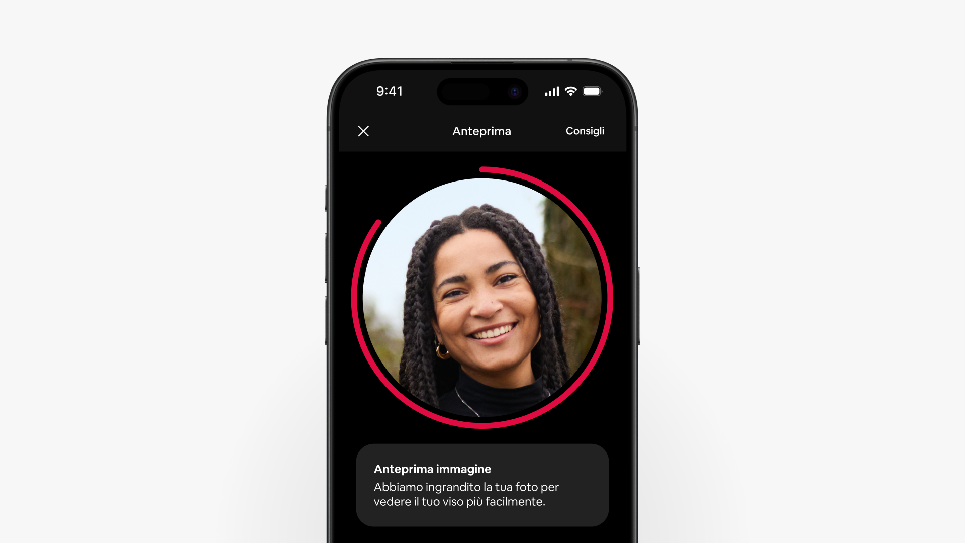 La schermata di uno smartphone mostra l'acquisizione guidata delle foto in azione, ingrandendo il volto di un ospite per ottenere uno scatto migliore.