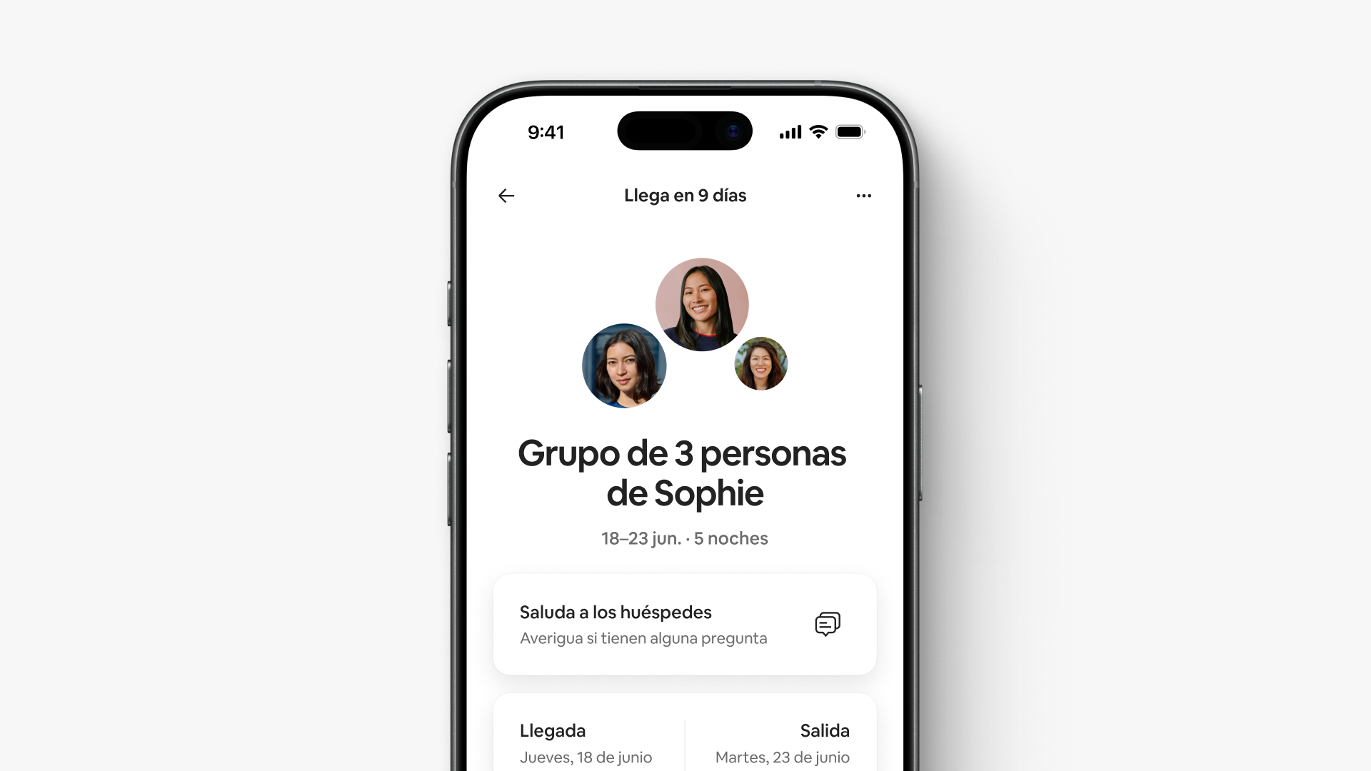 Una pantalla en la aplicación muestra que el grupo de 3 personas de Sophie llega en 9 días e incluye las fechas y los horarios de llegada y salida.
