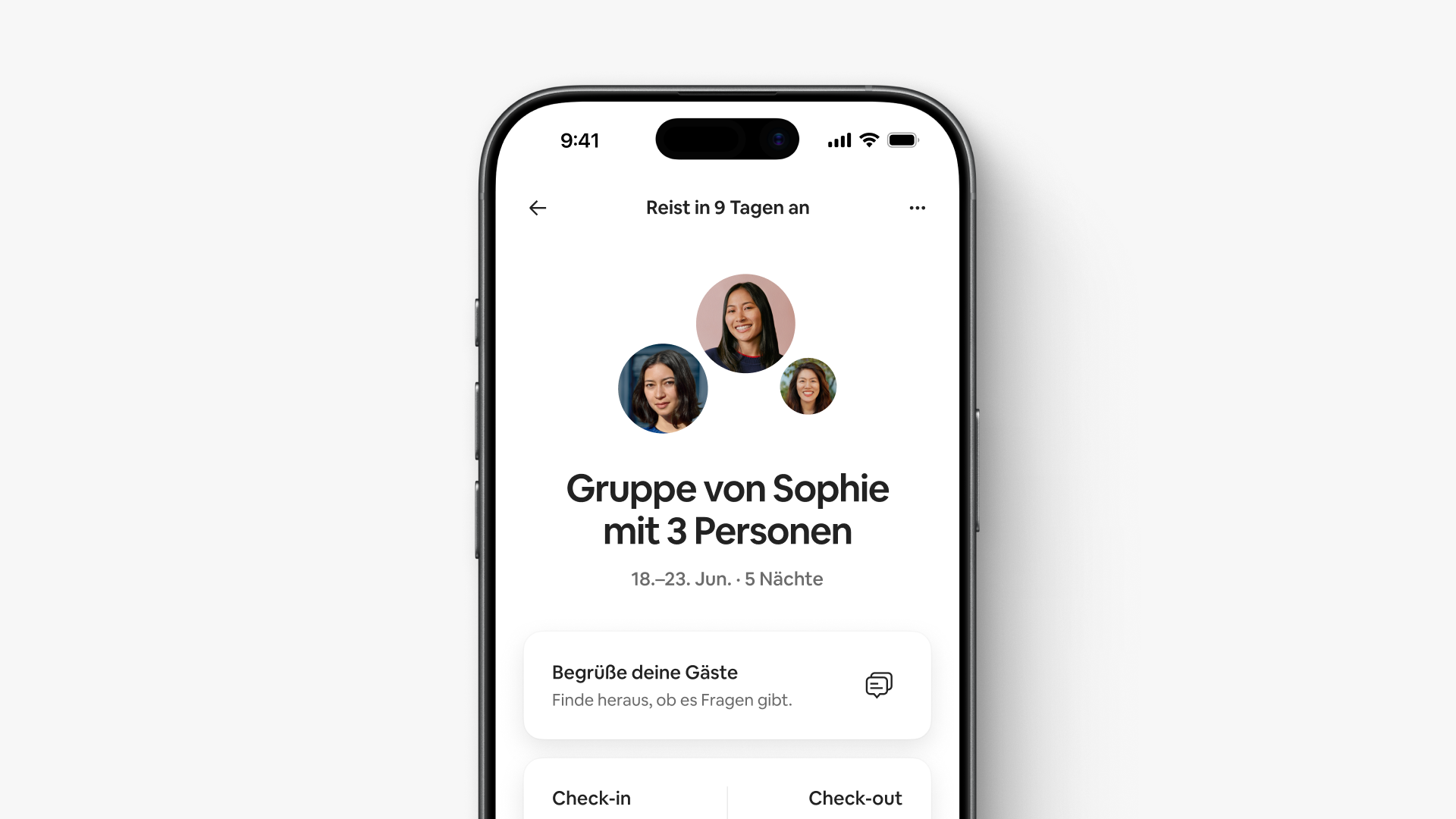 Ein Bildschirm in der App zeigt, dass die Gruppe von Sophie mit 3 Personen in 9 Tagen anreist, und enthält den Zeitraum sowie die Zeiten für den Check-in und den Check-out.