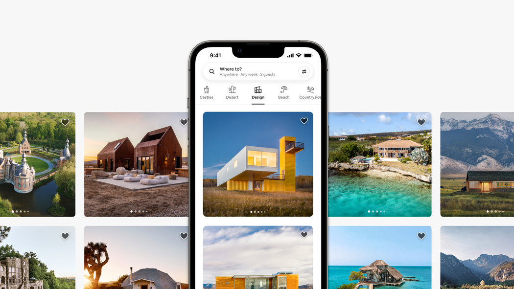 Сетка фотографий на смартфоне с объявлениями из Категорий Airbnb: «Замки», «Пустыня», «Дизайн», «Рядом пляж» и «Сельская местность».