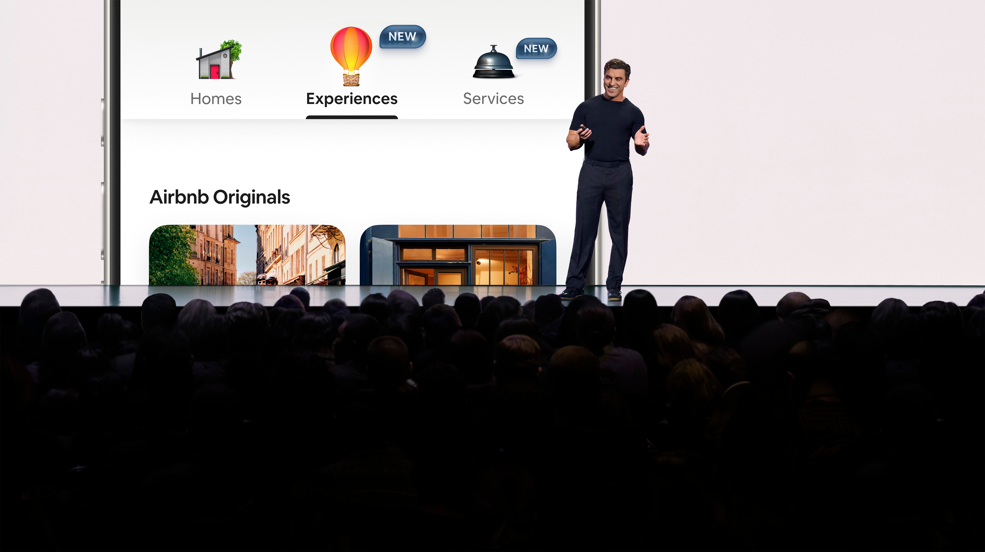 Sa harap ng mga manonood, inanunsyo ni Airbnb co-founder at CEO Brian Chesky ang paglulunsad ng kompanya ng Mga Serbisyo ng Airbnb, Mga Karanasan sa Airbnb, at ng isang bagong-bagong app.