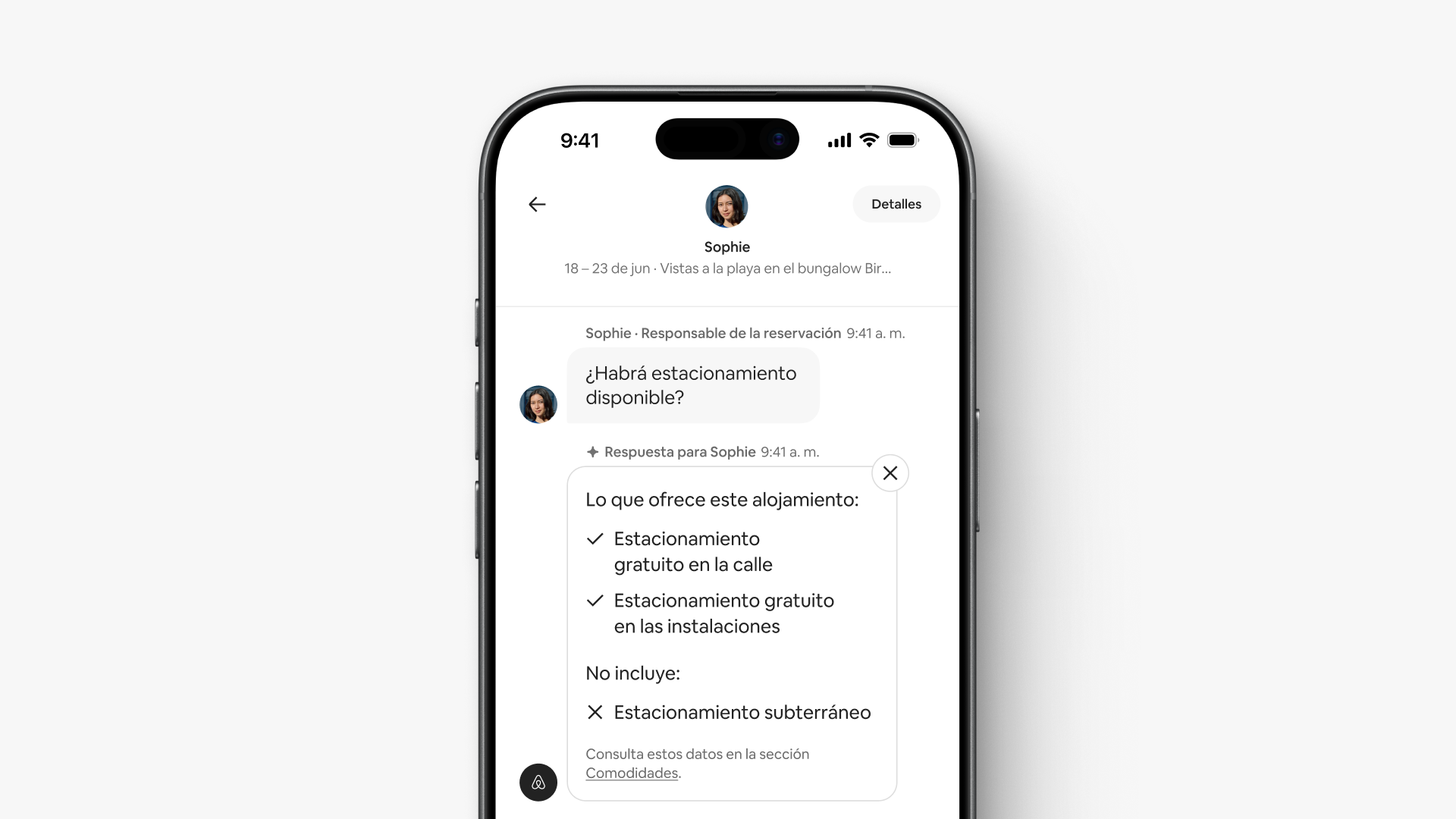 En un mensaje, la huésped Sophie pregunta: “¿Habrá estacionamiento?”. Recibe una respuesta automática con un enlace a las comodidades del anuncio.