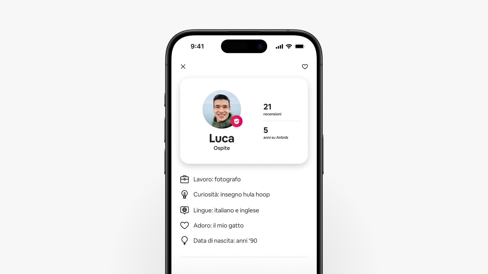 Una schermata di uno smartphone mostra il profilo aggiornato dell'ospite Luca su Airbnb, che include le recensioni e dettagli su questa persona.