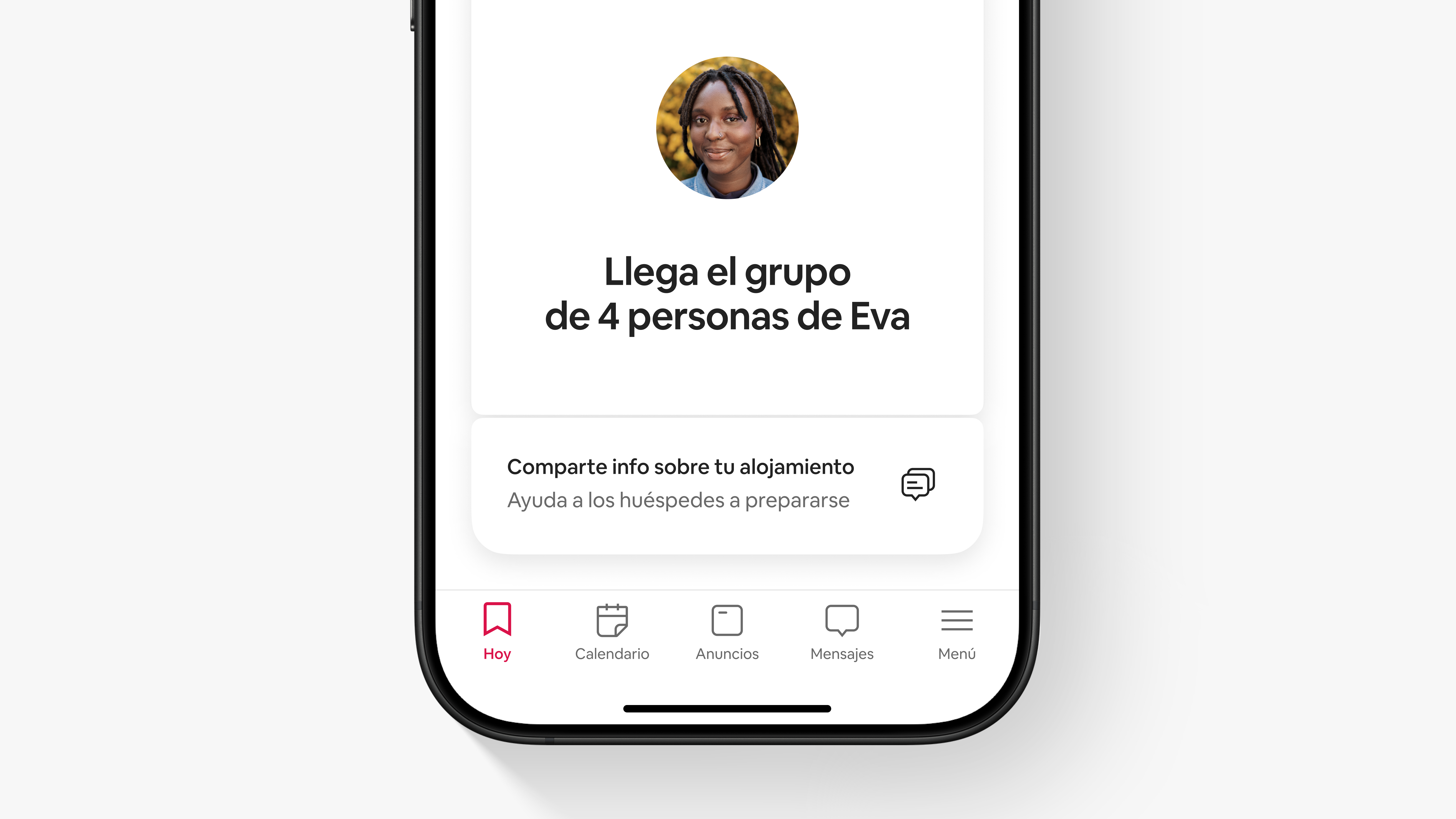 Una pantalla en la app dice “Check-in del grupo de 4 personas de Eva” encima de un consejo para compartir información sobre tu alojamiento con el fin de ayudar a los huéspedes a prepararse.