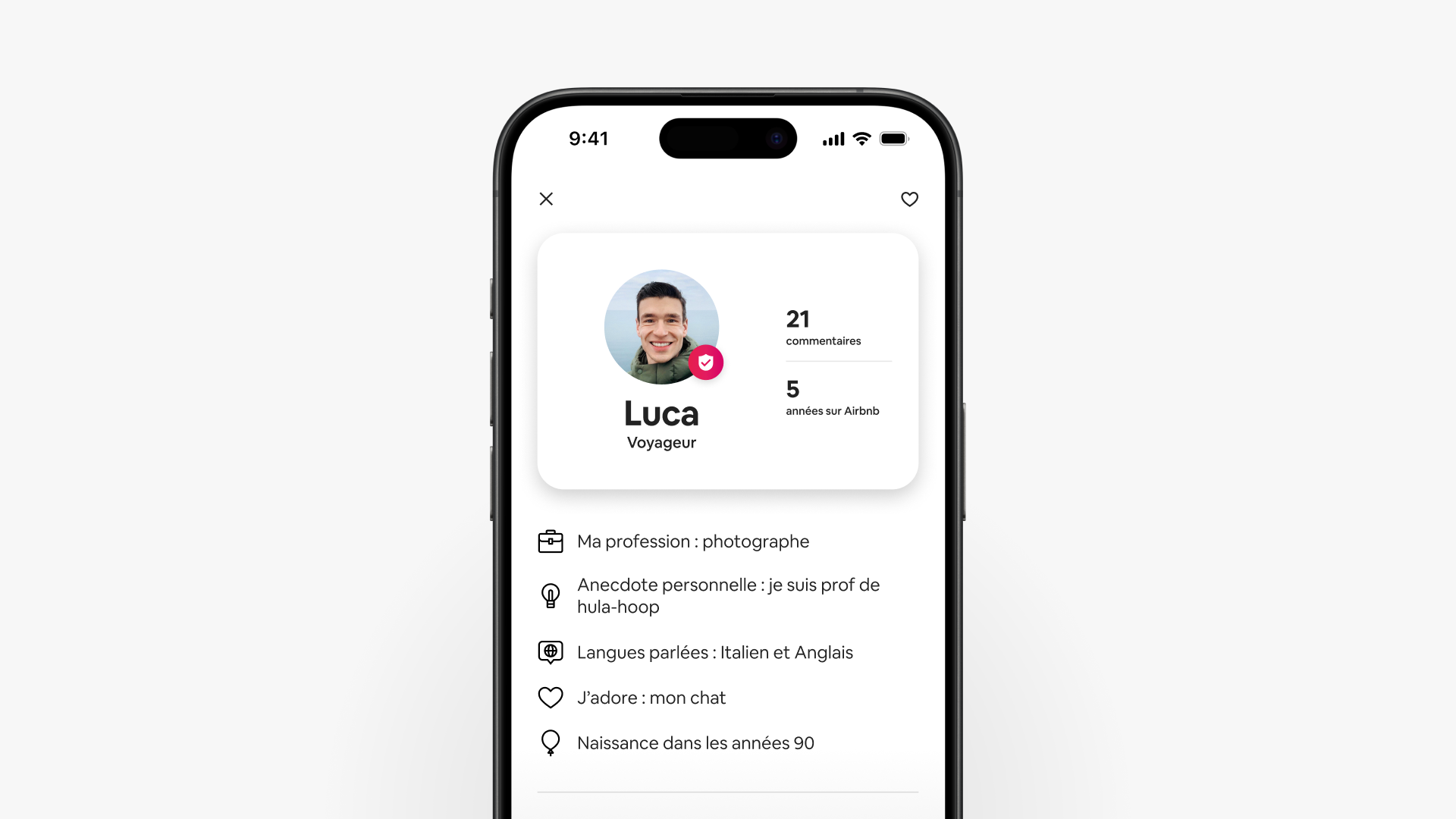 Une capture d'écran d'un téléphone portable affiche le profil de voyageur Airbnb amélioré de Luca, notamment ses commentaires et ses informations.