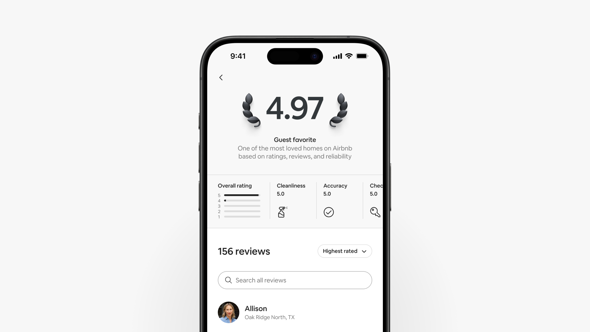 La pantalla de un smartphone muestra la página de calificaciones de un anuncio con la insignia Favorito entre huéspedes, con una calificación general de 4,97.