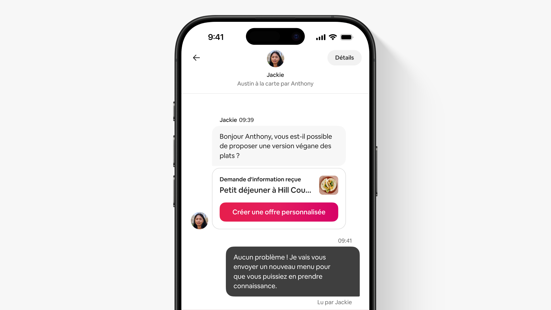 Un écran de l'onglet Messages de l'application Airbnb montre un voyageur demandant une offre personnalisée à un hôte proposant des services.