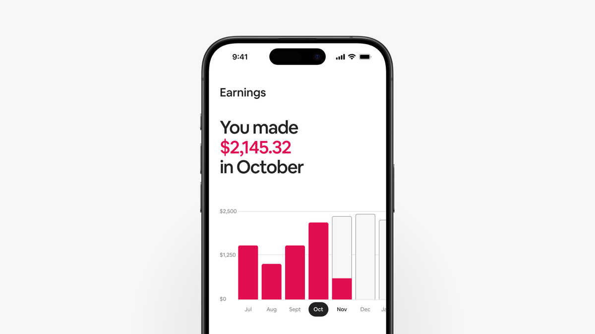 手機畫面顯示 Airbnb 房東如何在收入控制面板依日期（包括自訂日期範圍）篩選收款資訊。