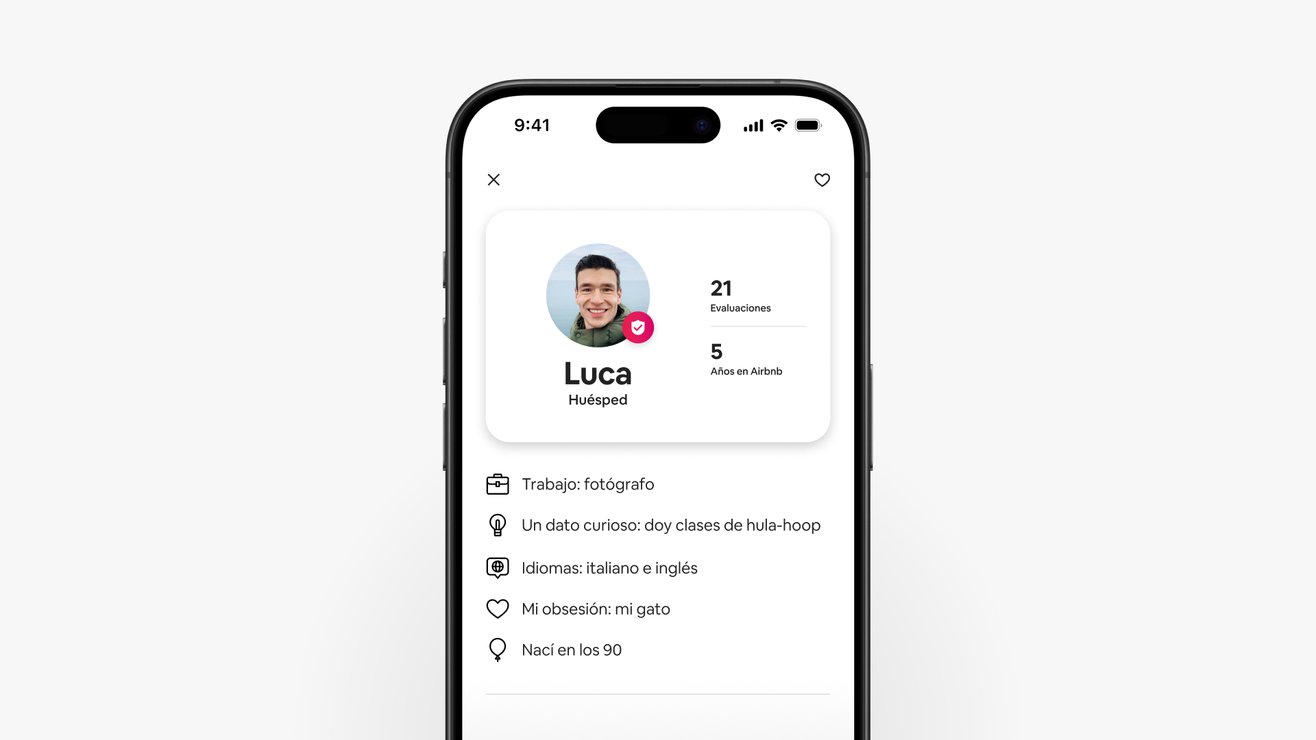 Una captura de pantalla de un teléfono inteligente muestra el perfil mejorado del huésped de Luca, que incluye evaluaciones y detalles personales.