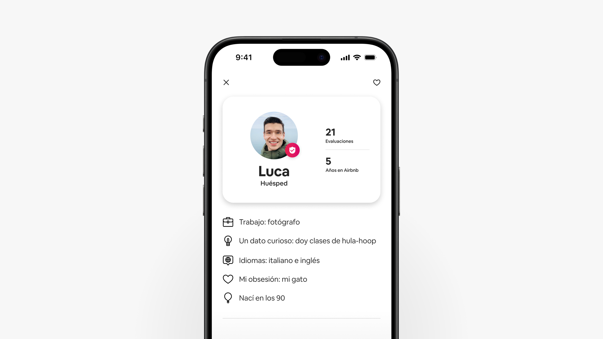 Una captura de pantalla de un teléfono inteligente muestra el perfil mejorado del viajero de Luca, que incluye evaluaciones y detalles personales.