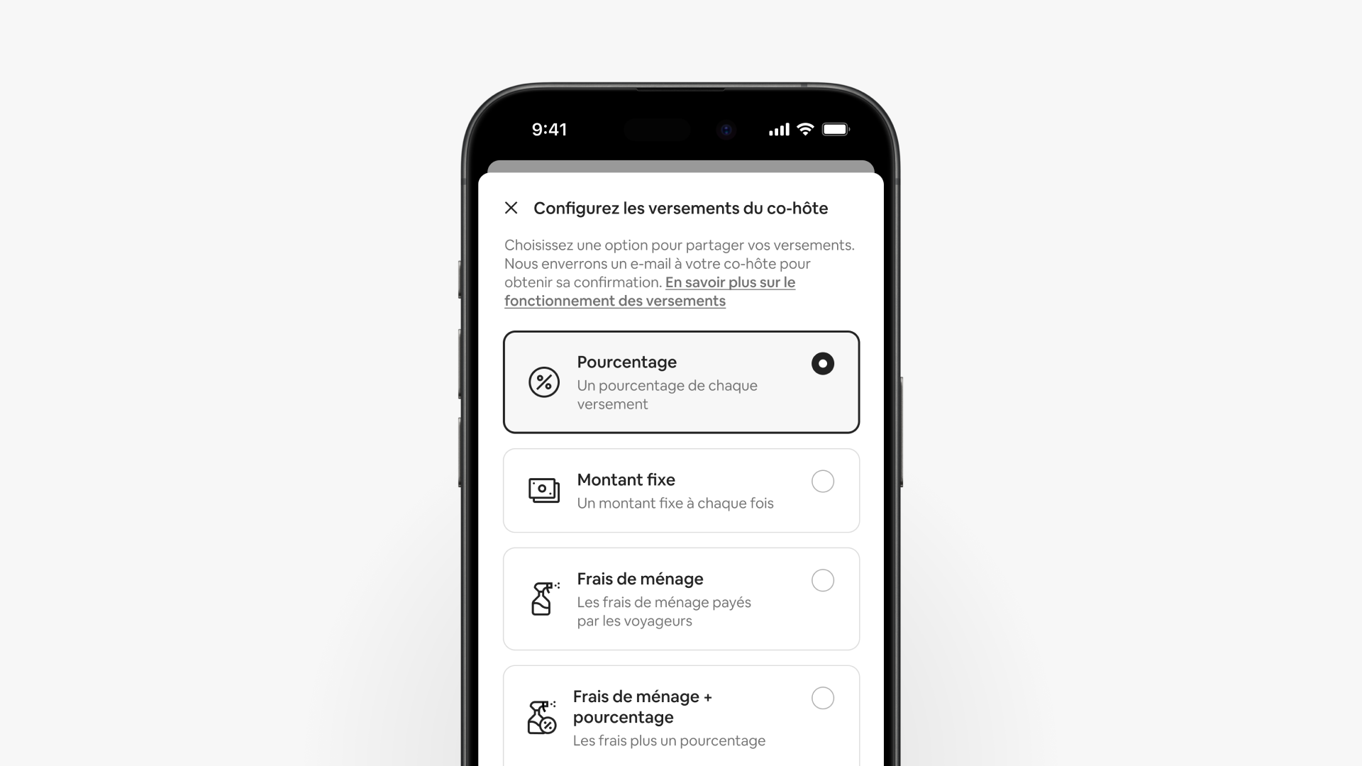Un écran de smartphone affiche la page des versements des co-hôtes, avec quatre options pour partager les versements.