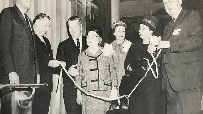 Kemmons Wilson and others ringing a bell at the New York Stock Exchange