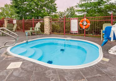 Outdoor hot tub at Holiday Hills Resort in Branson, Missouri.