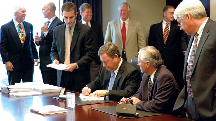 Holiday Inn Club Vacation executives signing an agreement with IHG