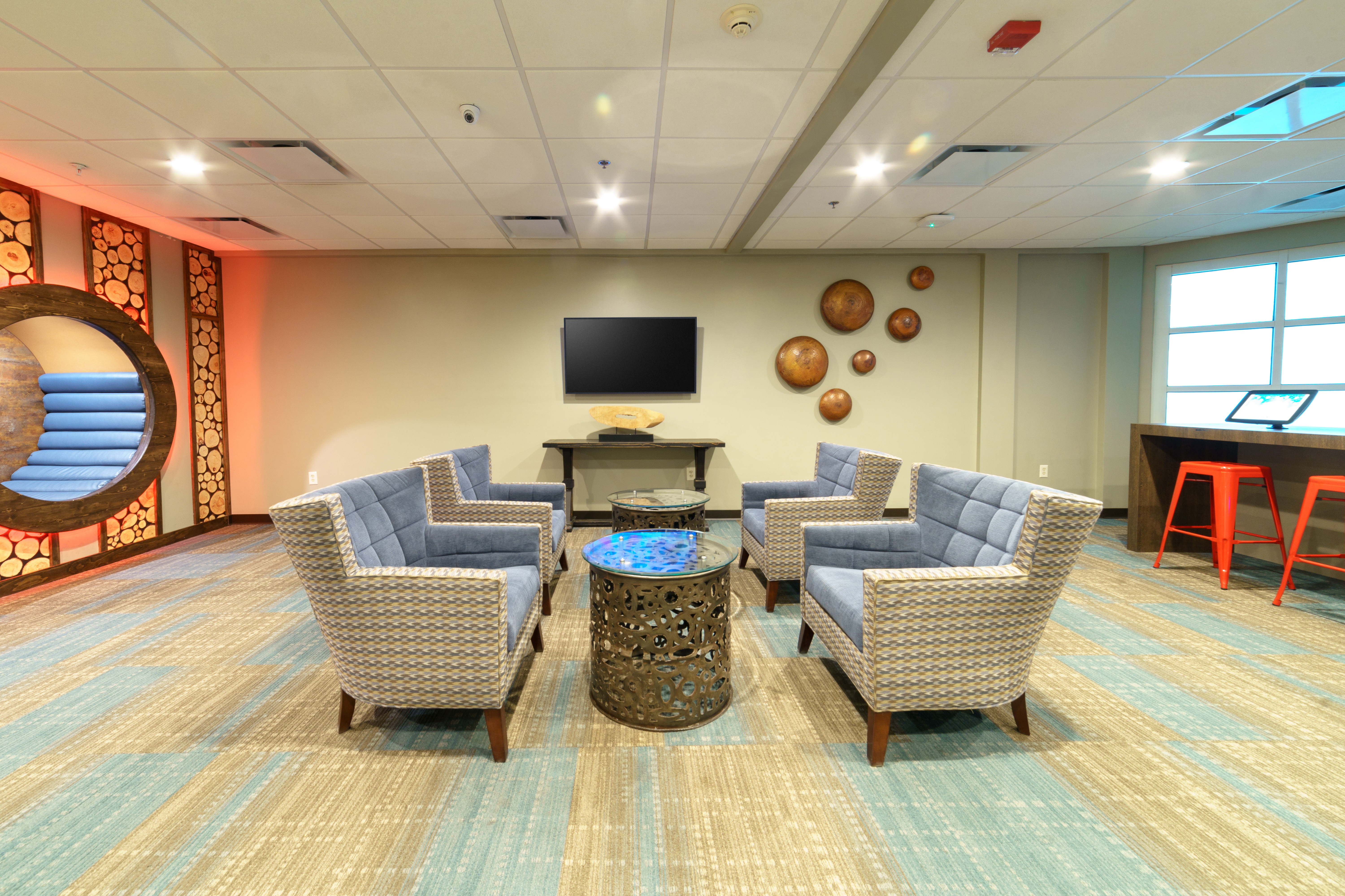 Activity Center with flat screen TV, chairs and computers at Smoky Mountain Resort in Gatlinburg, TN.