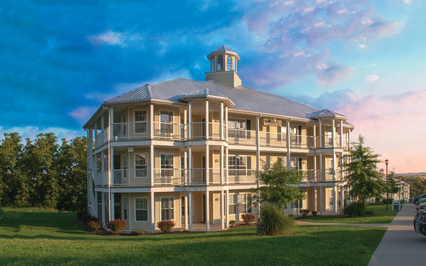 Exterior view of Holiday Hills Resort in Branson, MO