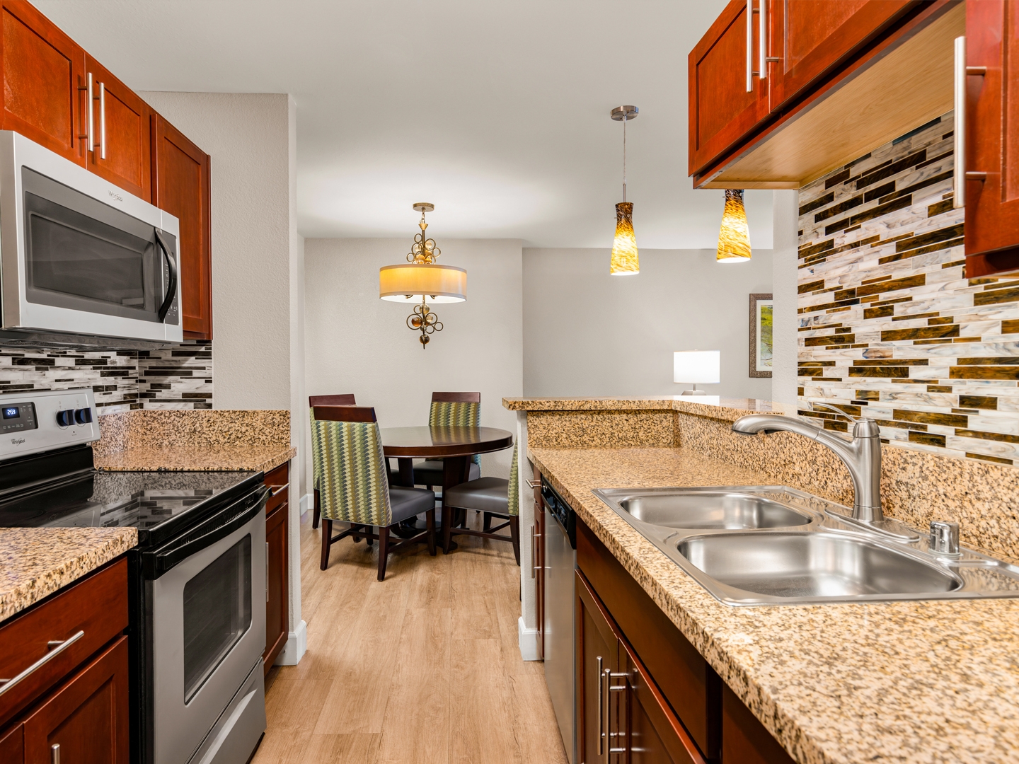 Fully equipped kitchen and cozy dining area.

