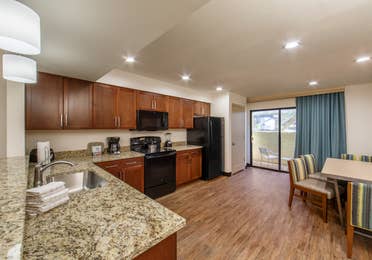 Scottsdale Resort One-Bedroom Deluxe kitchen and dining room