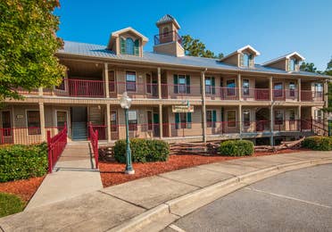 Exterior view of Apple Mountain Resort in Clarkesville, GA