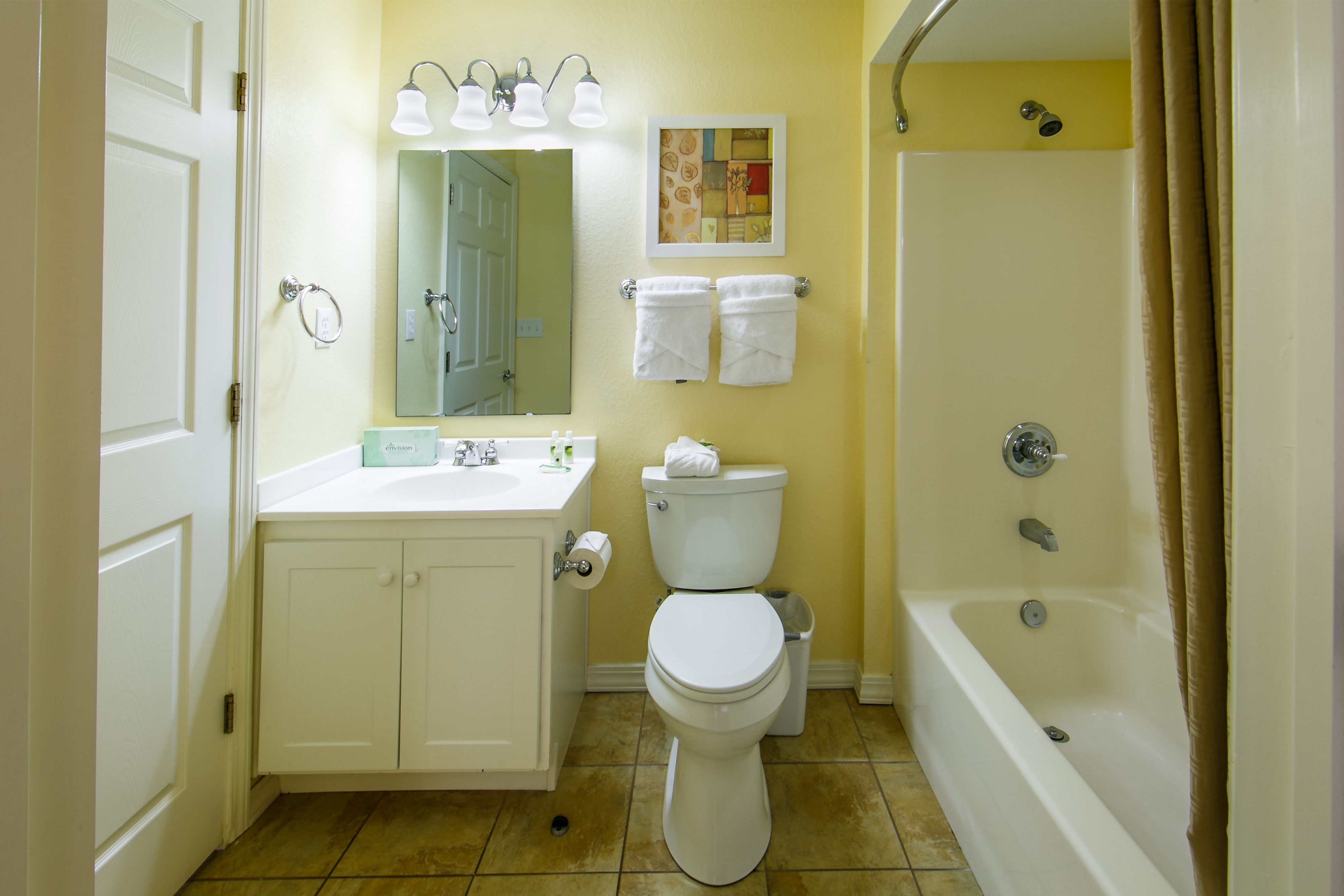 Bathroom with shower/tub combination at Orlando Breeze Resort.