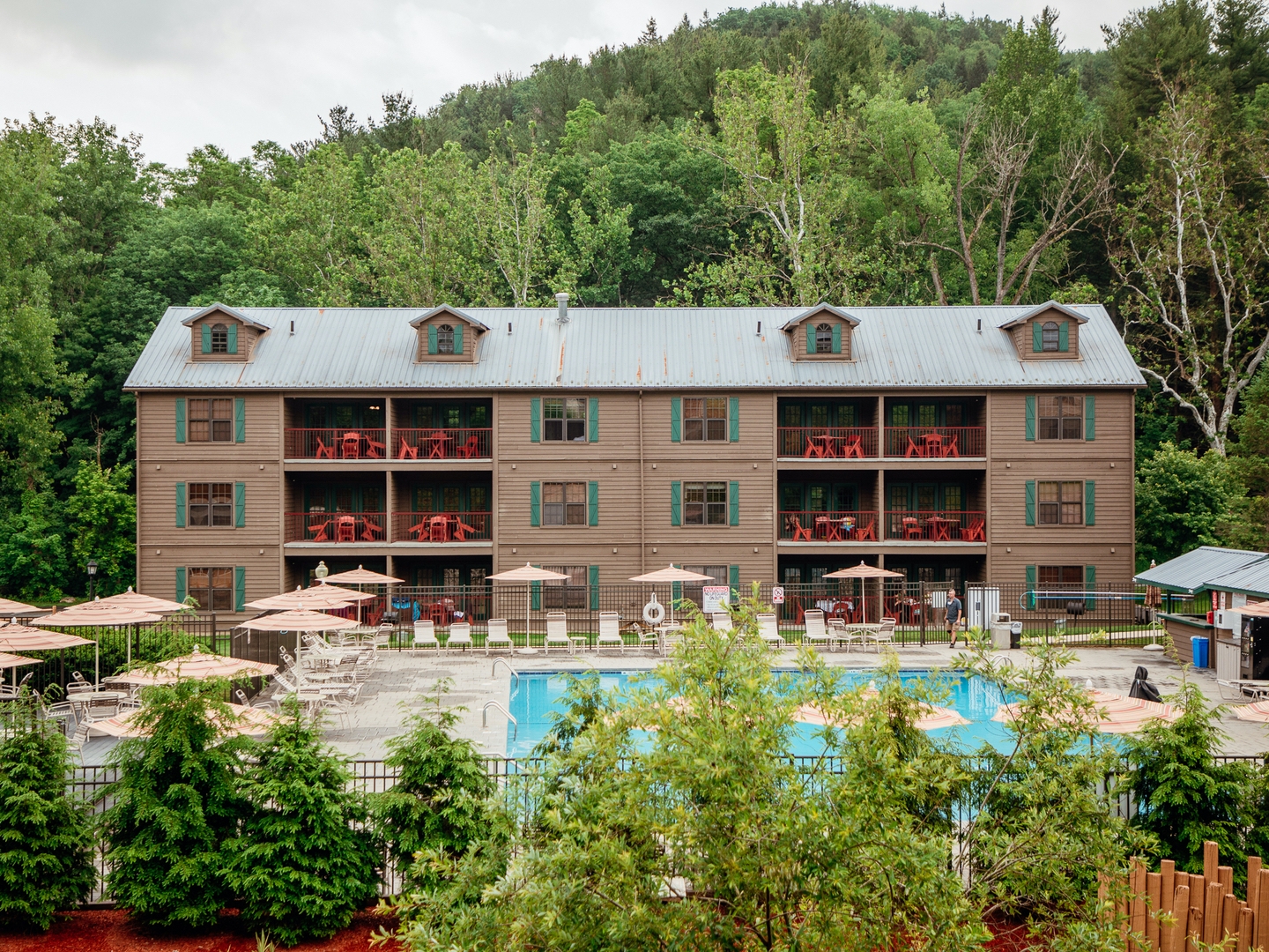 Exterior shot of Oak n' Spruce Resort in South Lee, Massachusetts