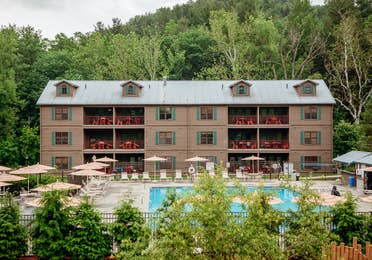 Exterior shot of Oak n' Spruce Resort in South Lee, Massachusetts