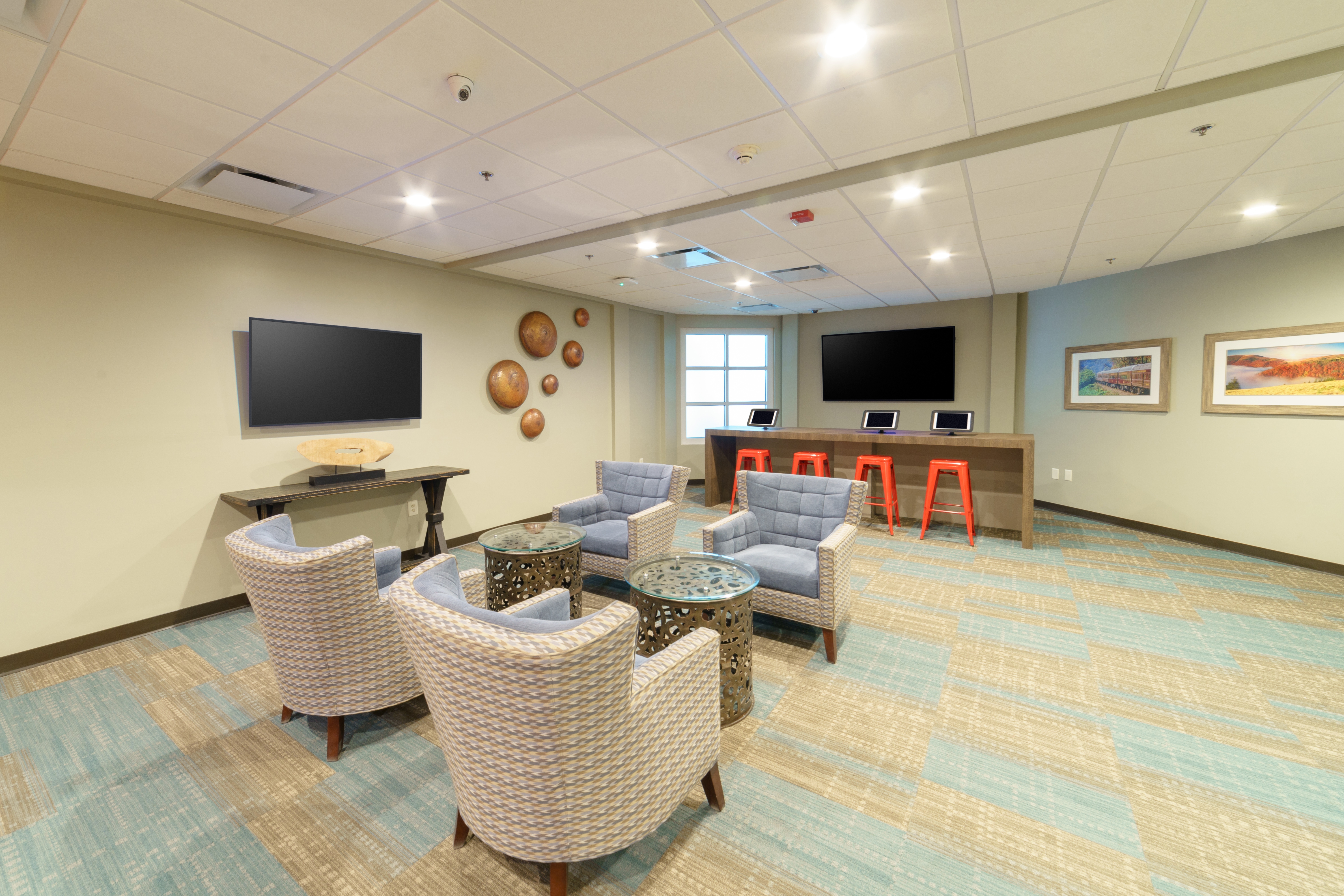 Activity Center with flat screen TV, chairs and computers at Smoky Mountain Resort in Gatlinburg, TN.