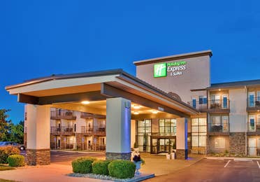 Holiday Inn Express & Suites Branson 76 Central