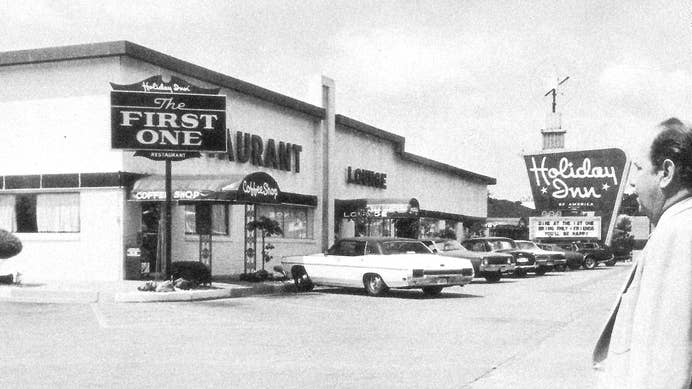 Exterior view of the first Holiday Inn in 1952